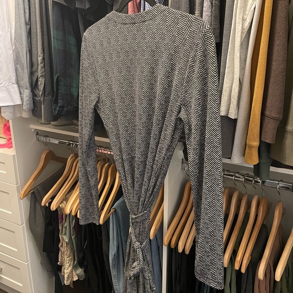 ANN TAYLOR Wrap Dress in Black & White Pattern - Size 6 - Picture 4 of 4